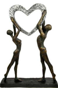 Kærligheden besejrer alt. Poly skulptur i "bronze" og "metal", 36 cm. Pris 720.00 